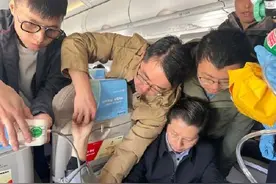 万米高空中女子飞机上突发不适巧遇上海援青医疗队 多名专家第一时间伸出援手图片