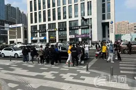 《你比星光美丽》剧组擅自封锁主干道 工作人员指挥车辆逆行图片