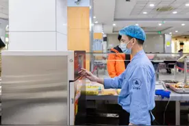 炒饭机器人进高校食堂！精准设置用料、火候 现场还无油烟图片