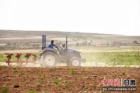 甘肃靖远：“铁马”作业成标配 农机补贴让“新农人”更有底气图片
