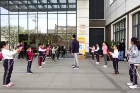 “绳”采奕奕，随到随跳！零基础的孩子也能上花样跳绳课图片