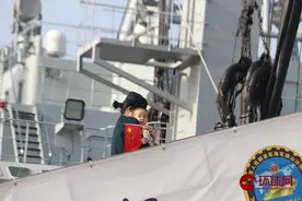 中国海军南宁舰、微山湖舰紧急撤离我在苏丹人员图片