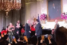 韩国总统尹锡悦在白宫晚宴献唱《美国派》，韩网民：你深夜学英语就学的这？图片