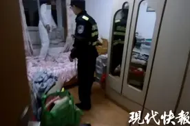 留两个娃在家，夫妻俩凌晨回家进不了门图片