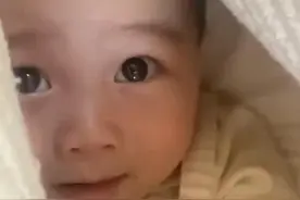 花式带娃！妈妈把小宝宝装进手提袋背着出门 引众人围观拍照图片