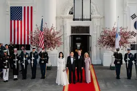 尹锡悦出席晚宴并唱《美国派》，拜登送麦肯林签名吉他图片