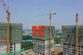 首栋单体封顶！青岛理工大学临沂新校区项目建设捷报频传图片