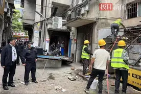 武汉江夏纸坊街依法拆除历史违建，打通下水道“肠梗阻”图片