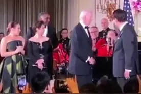 尹锡悦在白宫国宴唱《美国派》 拜登有些惊讶图片