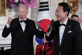 尹锡悦白宫献唱，拜登都很惊讶！还开玩笑说：“不要期待我也会唱”！图片