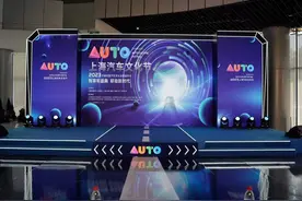 2023年上海汽车文化节开幕，阿姨爷叔也赶着来打卡图片