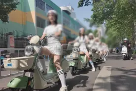 淄博文旅局回应“女生穿超短裙骑电驴接送乘客”：非官方组织视频封面