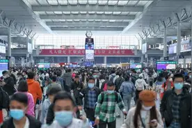 55.8万人次，火车站已人山人海！明天或创新高，增开列车信息哪里查、老人如何快速进站，攻略来了→图片