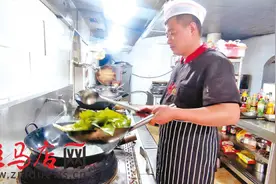 一把铁勺烹出人间美味图片