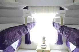 软卧车厢3男1女引热议，网友给出更优解图片