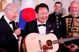 韩总统白宫高歌一曲《美国派》，韩媒：不能以牺牲韩国利益换“美国的欢迎”图片