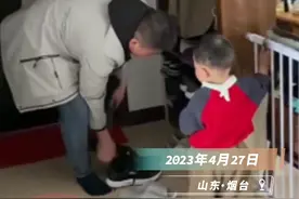 爸爸从部队休假回家，17个月的儿子没认出追着直喊“爷爷”图片