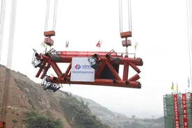 武隆白马乌江大桥首节拱肋吊装成功 预计十月建成通车图片
