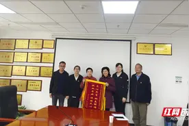 危房改造暖民心，她们给施工单位送来锦旗图片