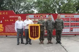 好样的！轮休在家的武警战士凌晨1点出门买药顺便灭了个火图片