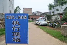 邻居砌墙“添堵” 强制拆除保通行图片