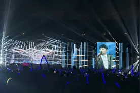 4万多人在“大莲花”听张信哲，杭州亚运会主体育场迎大考图片