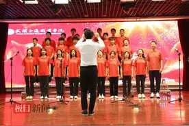 同唱校歌迎校庆，高校党委书记倾情领唱图片