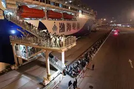 最热五一来临！渤海轮渡船舶爆满图片