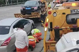 常台高速苏州段多车被扎胎后抛锚，有车主滞留高速近5个小时，当地：路面有钉子，正调查原因图片