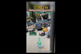 骑手和大爷相撞双双倒地不起，骑手：大爷既然你不起来，我也躺着图片