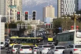 五一漫记丨在乌鲁木齐，他们记录雪山下的城市剪影图片