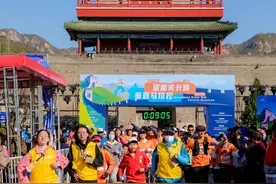 爬长城 赏美景 居庸关长城垂直马拉松开赛图片