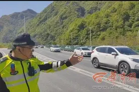五一假期首日中午时分 西汉高速秦岭服务区饱和 汉中方向通行缓慢图片