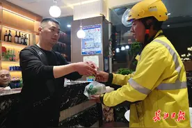 “等一下，给你炒碗盖浇饭”，武汉这家商户每天为外卖员准备免费晚餐图片