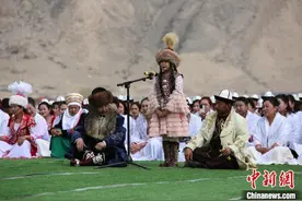 新疆阿合奇县举办猎鹰文化旅游节 上演千人说唱玛纳斯图片