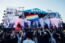 “五一”假期首日欢乐谷迎来客流高峰 多种玩法受游客追捧图片