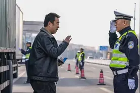 “人潮汹涌”的五一假期来了！威海交警提醒图片