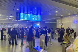 五一大探访①|硬卧、硬座、马扎……“无论如何，一定要来青岛”图片