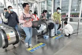 劳模工匠联手研发，电扶梯智能喷雾消毒装置样机试运行图片