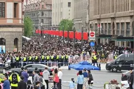 南京路步行街再现这一幕！上海外滩“人从众”，提醒：这个地铁站16时起关闭图片