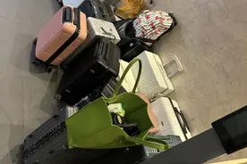 门店睡满大学生，“现场一发不可收拾”！海底捞又上热搜图片