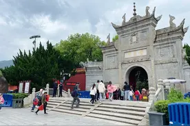 “买几十块的香，许几百万的愿” ，00后催火五一寺庙游，有香火店最高日入超10万图片