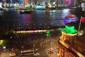 上海外滩迎来五一大客流 开关式过马路再现图片