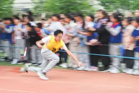 摔倒了爬起来继续跑，好样的！图片