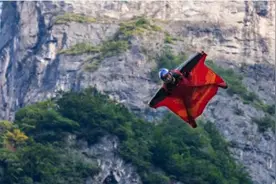 中国翼装飞行运动员张树鹏成功穿越张家界天门洞图片