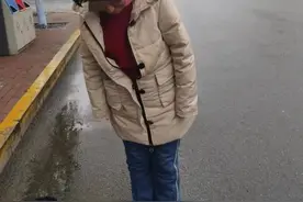 今早，一名女子光脚站在水里，他们发现后……图片