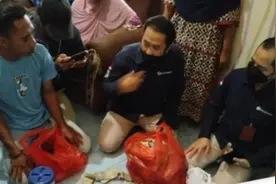 印尼老人家中藏超1亿印尼盾现金 家人邻居全出动帮忙数钱图片