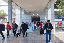 “五一”迎客流高峰 广安站优化服务提升旅客出行体验图片