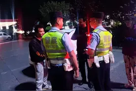 巴基斯坦留学生“五一”出行服务区求助， 四川高速交警找了一辆免费顺风车图片