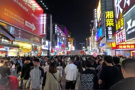 五一假期长沙夜里12点仍人山人海：人群里没信号，橘子洲岳麓山预约满员图片